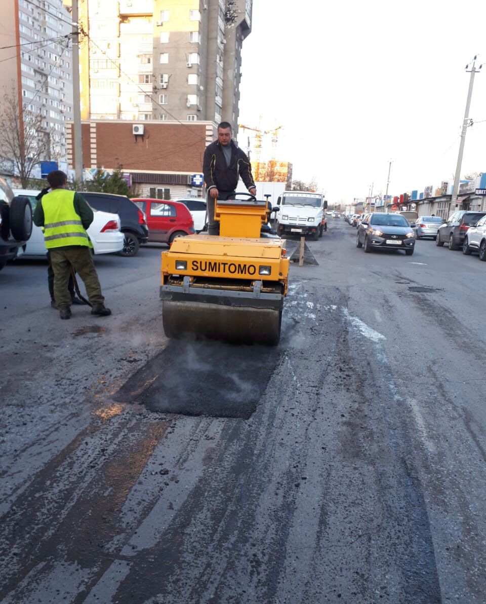 В Батайске продолжается ямочный ремонт